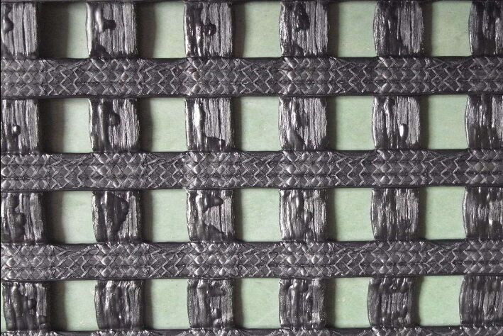 聚脂织造涤纶土工格栅选用高韧性涤纶工业长丝,通过织造定项纺织