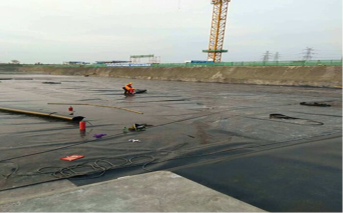 土工膜铺设施工现场图片